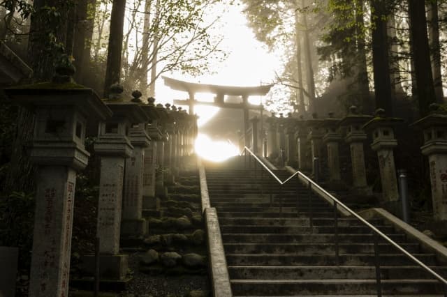三峰神社奥宮遥拝殿